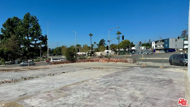 a view of a parking area