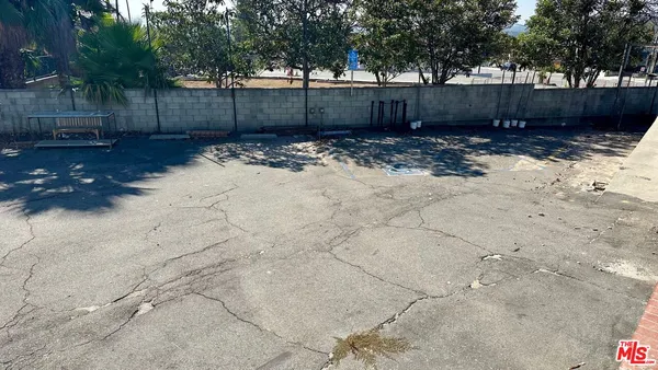 a view of a backyard