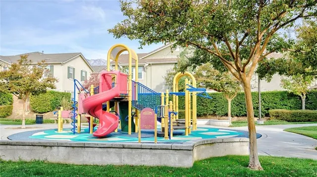 a picture of a flower in a garden