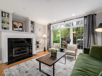$700,000 | 1945 West Erie Street, Unit 1W, Chicago, IL 60622