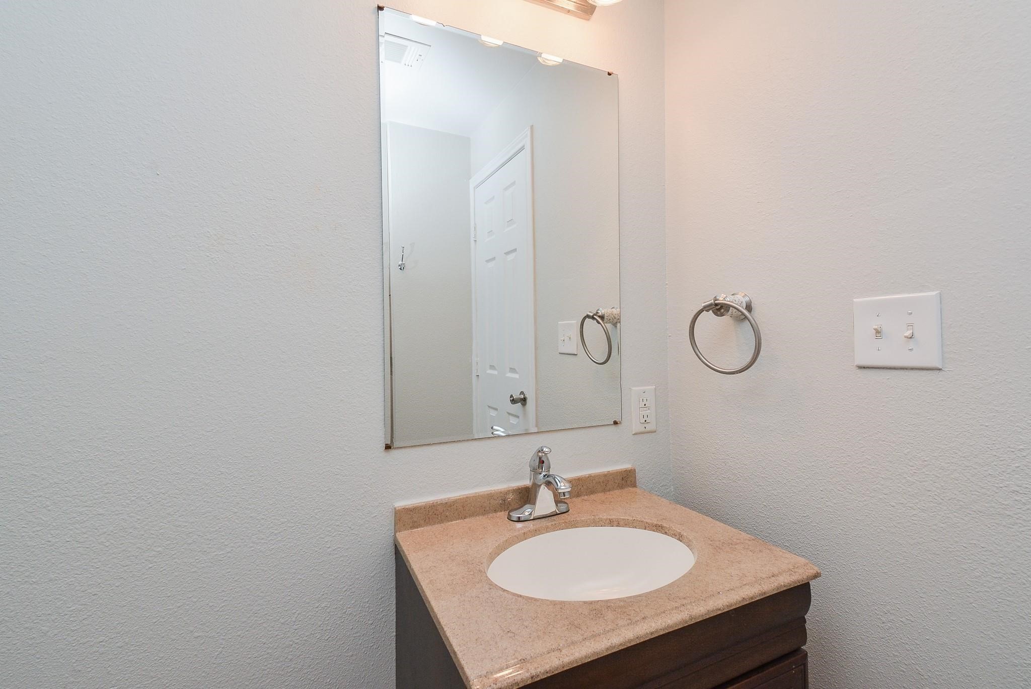 2118 Thonig Road, Unit B Houston, TX 77055 - Photo 5 of 28 Gallery Image 5