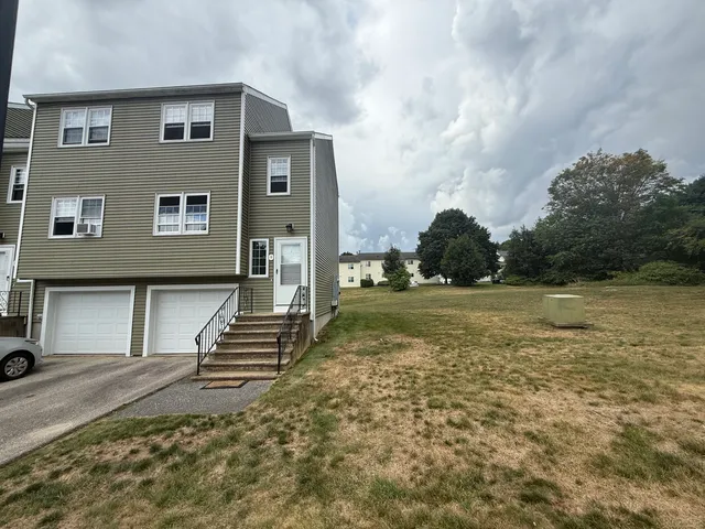a view of a house with backyard and garden