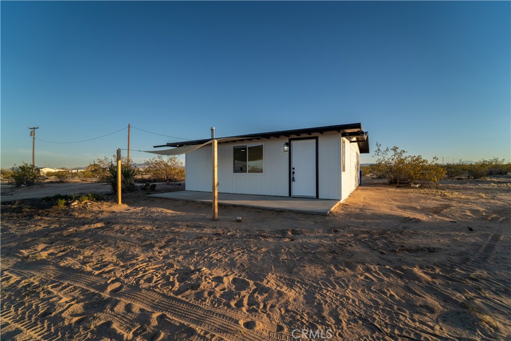 65125 Saturn Street Joshua Tree, CA 92252 - Photo 6 of 40 a backyard of a house