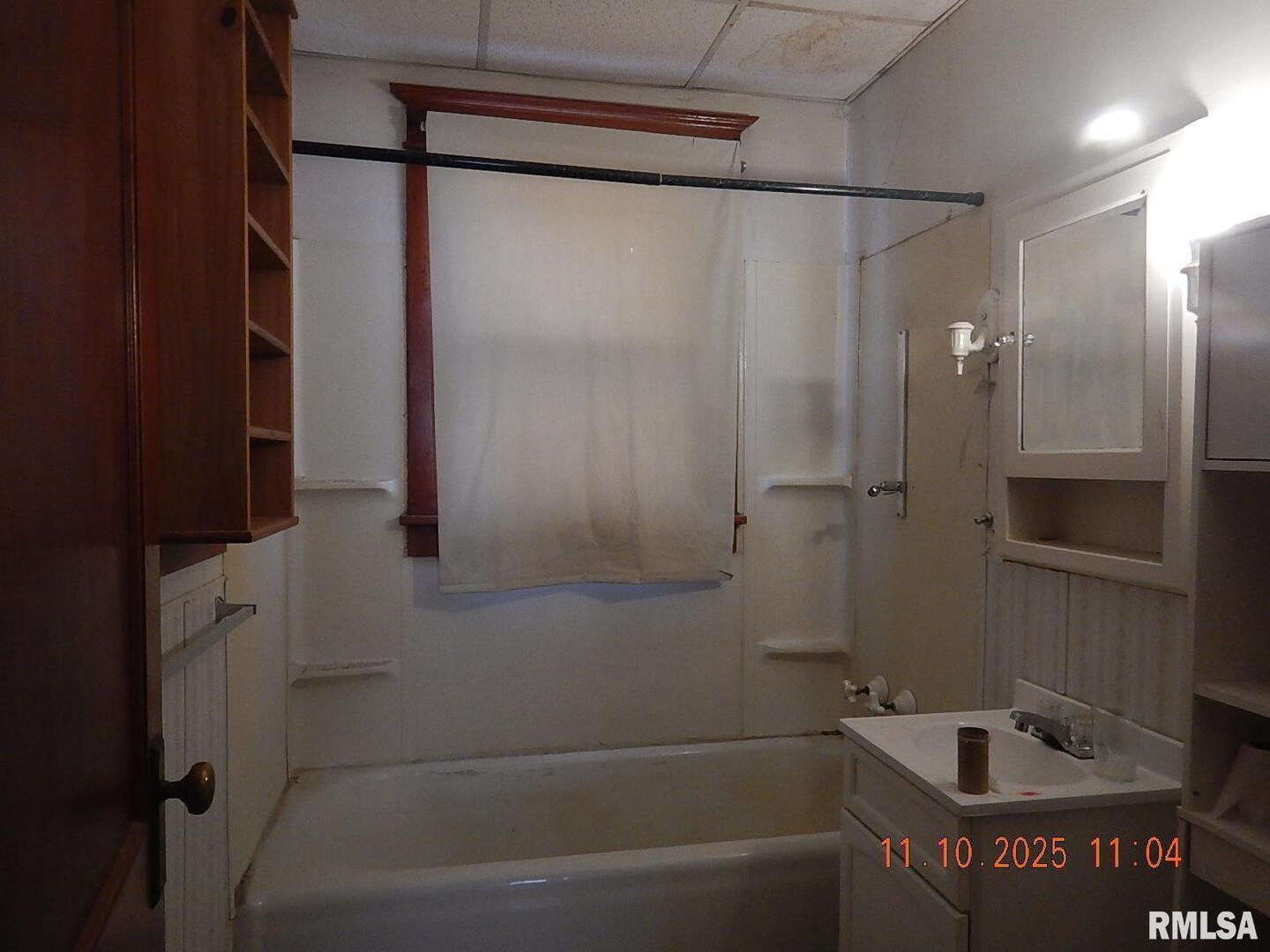 702 Elliott Street, Unit 1 Kewanee, IL 61443 - Photo 7 of 19 a bathroom with a bathtub and a shower