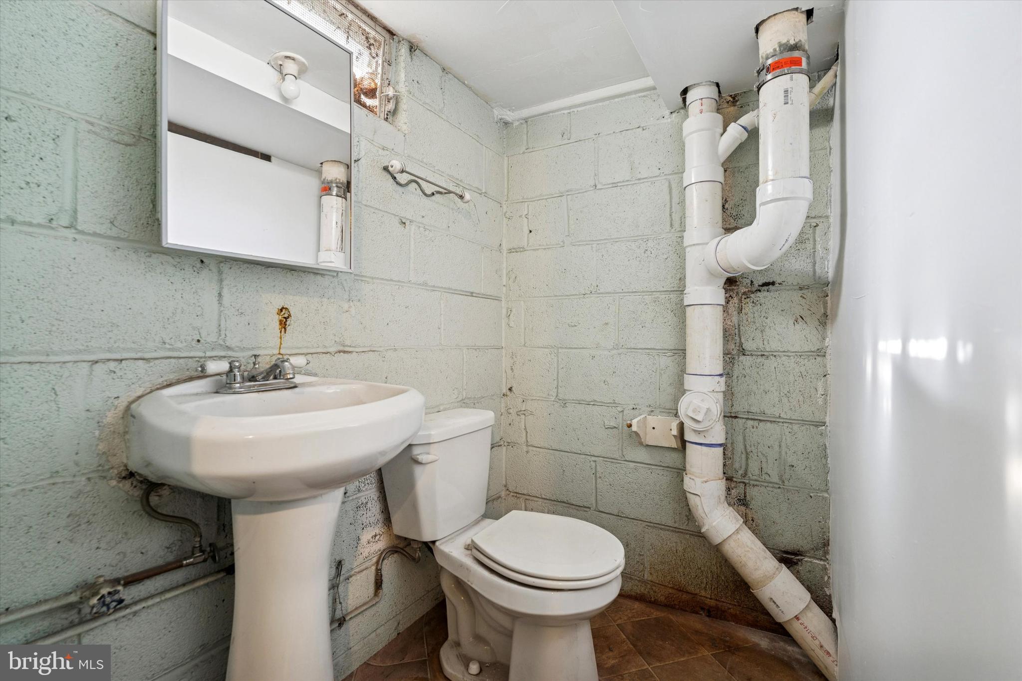928 Fox Chase Road Jenkintown, PA 19046 - Photo 23 of 31 a bathroom with a sink toilet and shower