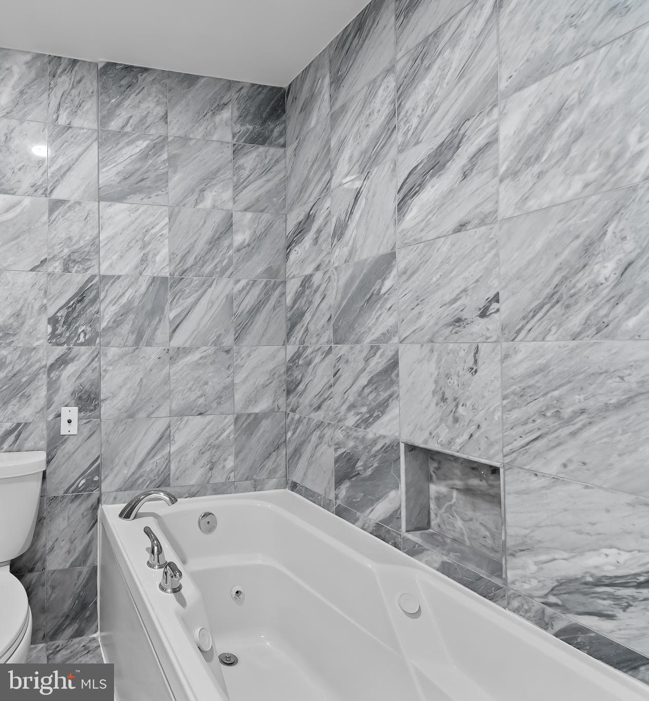 3801 Canterbury Road, Unit 506 Baltimore, MD 21218 - Photo 45 of 60 a bathroom with a bathtub