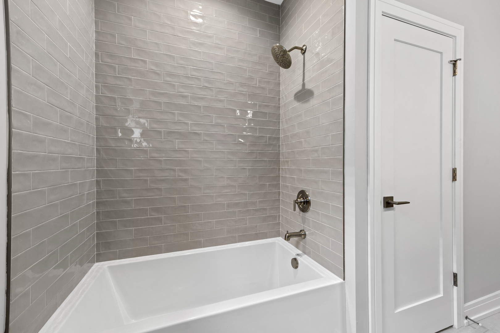 3231 South Shields Avenue Chicago, IL 60616 - Photo 39 of 58 a bathroom with a bathtub
