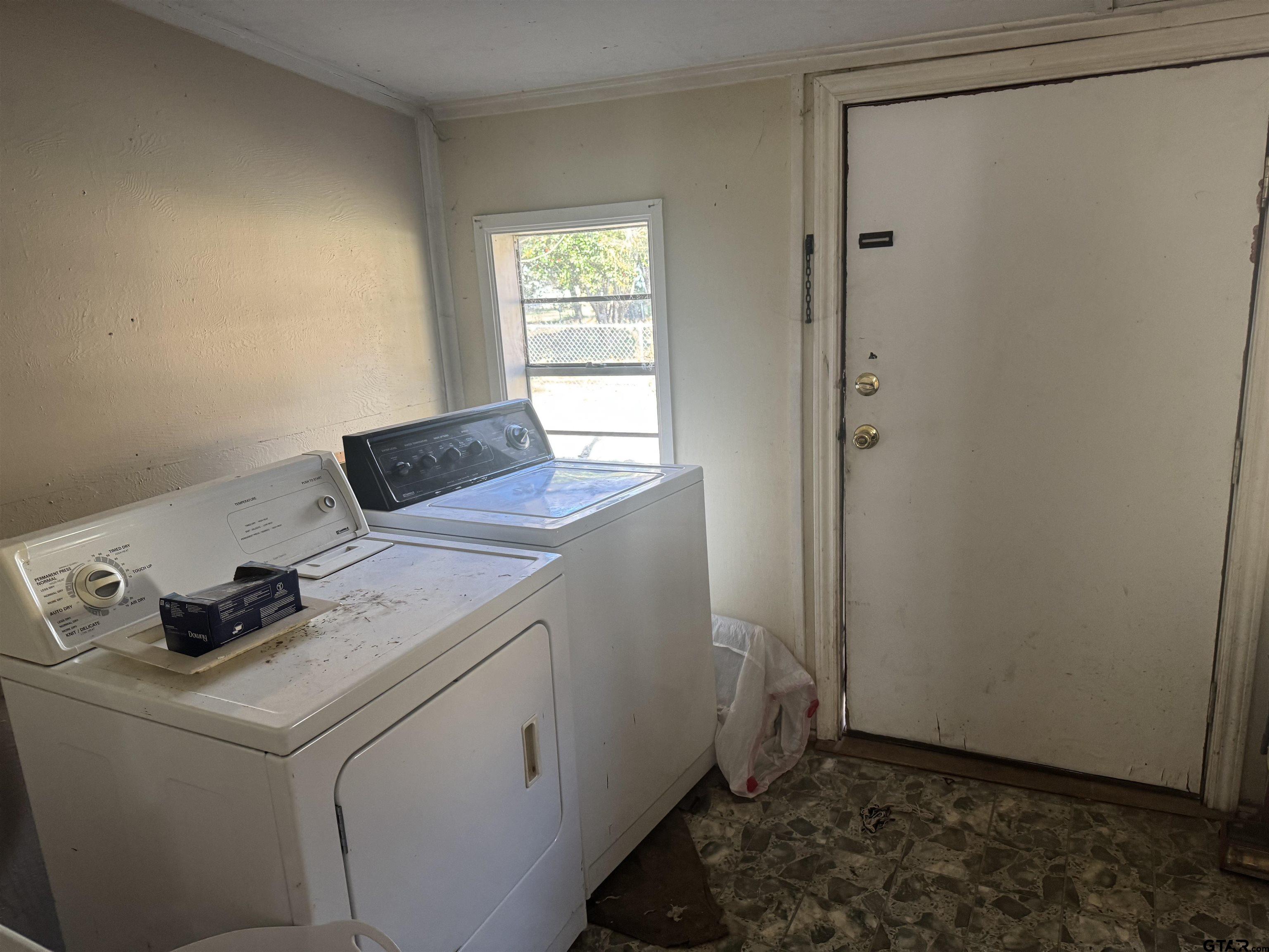 103 Mallory Street Lindale, TX 75771 - Photo 10 of 10 a room that has a bed and a window in it