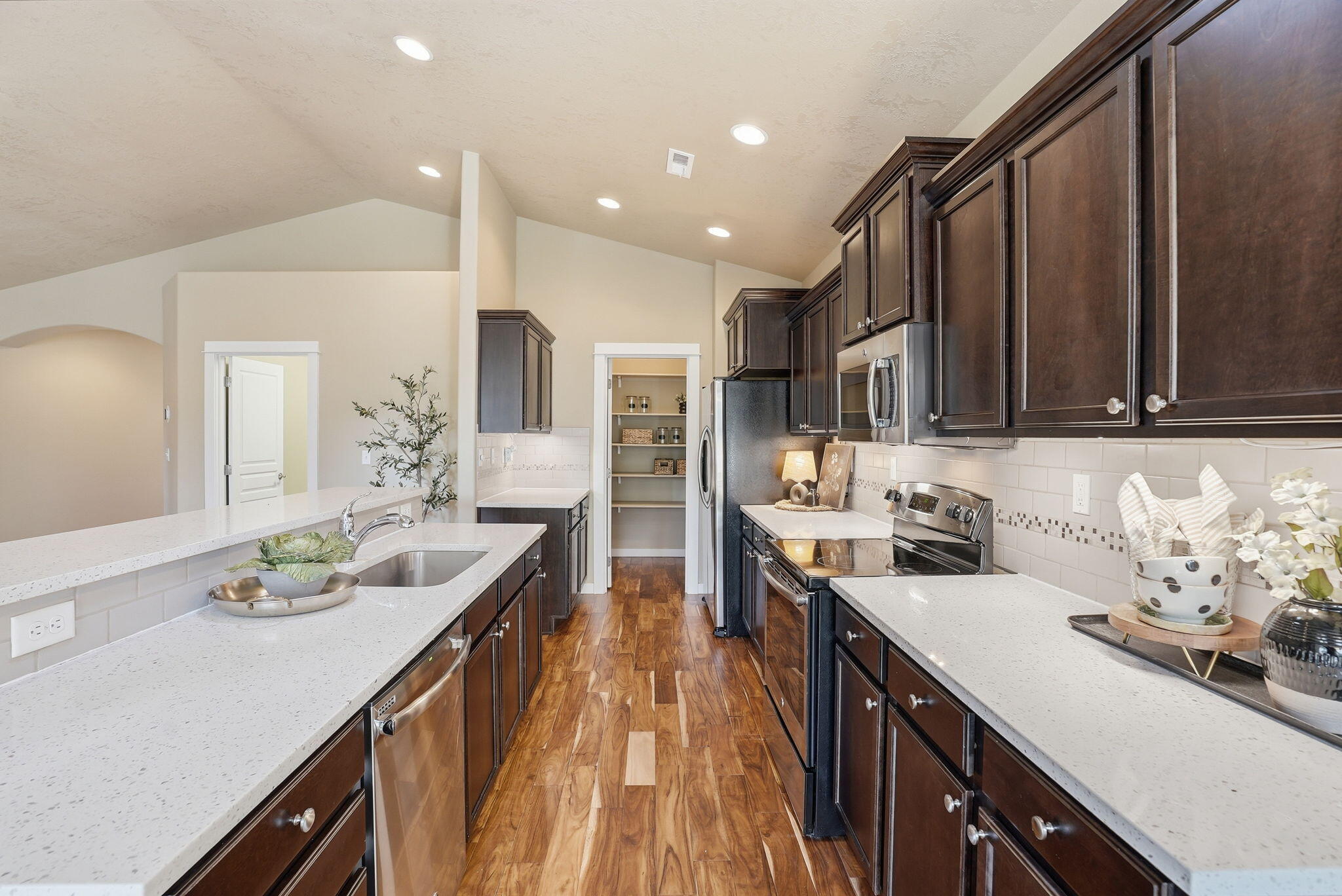 1255 McKinney Butte Road, Unit E Sisters, OR 97759 - Photo 15 of 43 Great Room Kitchen with Pantry