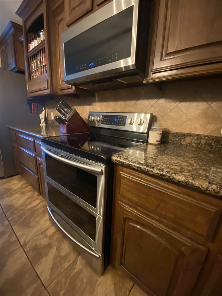1250 Lawrence Trail Alice, TX 78332 - Photo 13 of 40 a kitchen with granite countertop a stove and a microwave