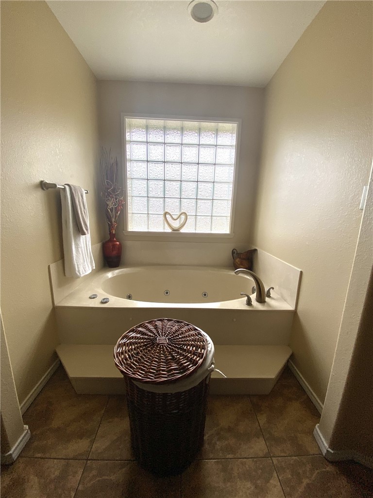 1250 Lawrence Trail Alice, TX 78332 - Photo 25 of 40 a bath tub sitting in a bathroom next to a window
