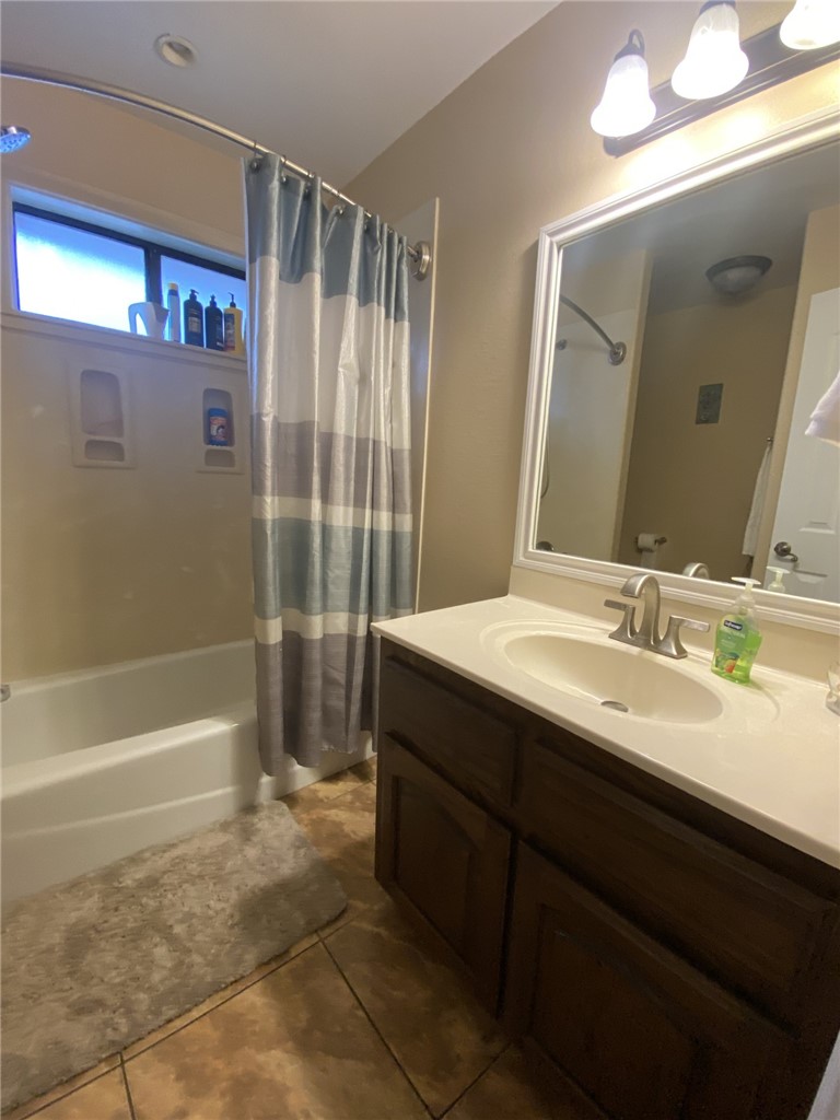 1250 Lawrence Trail Alice, TX 78332 - Photo 29 of 40 a bathroom with a sink a toilet a mirror a vanity and bathtub