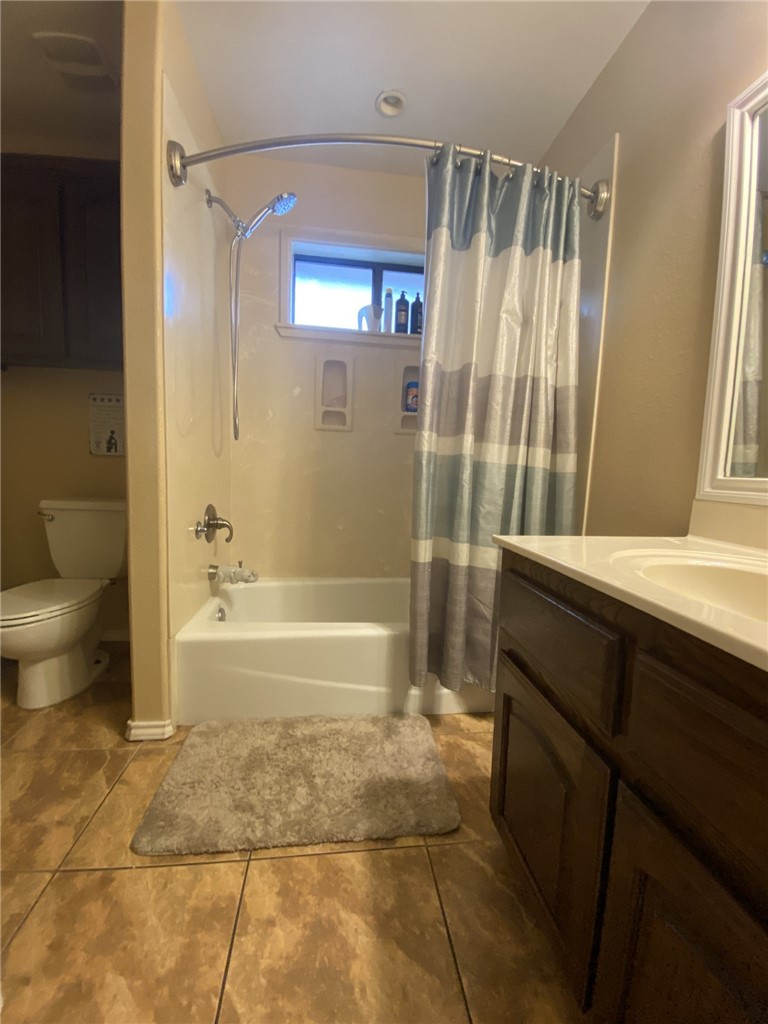 1250 Lawrence Trail Alice, TX 78332 - Photo 30 of 40 a bathroom with a bathtub a sink and a shower