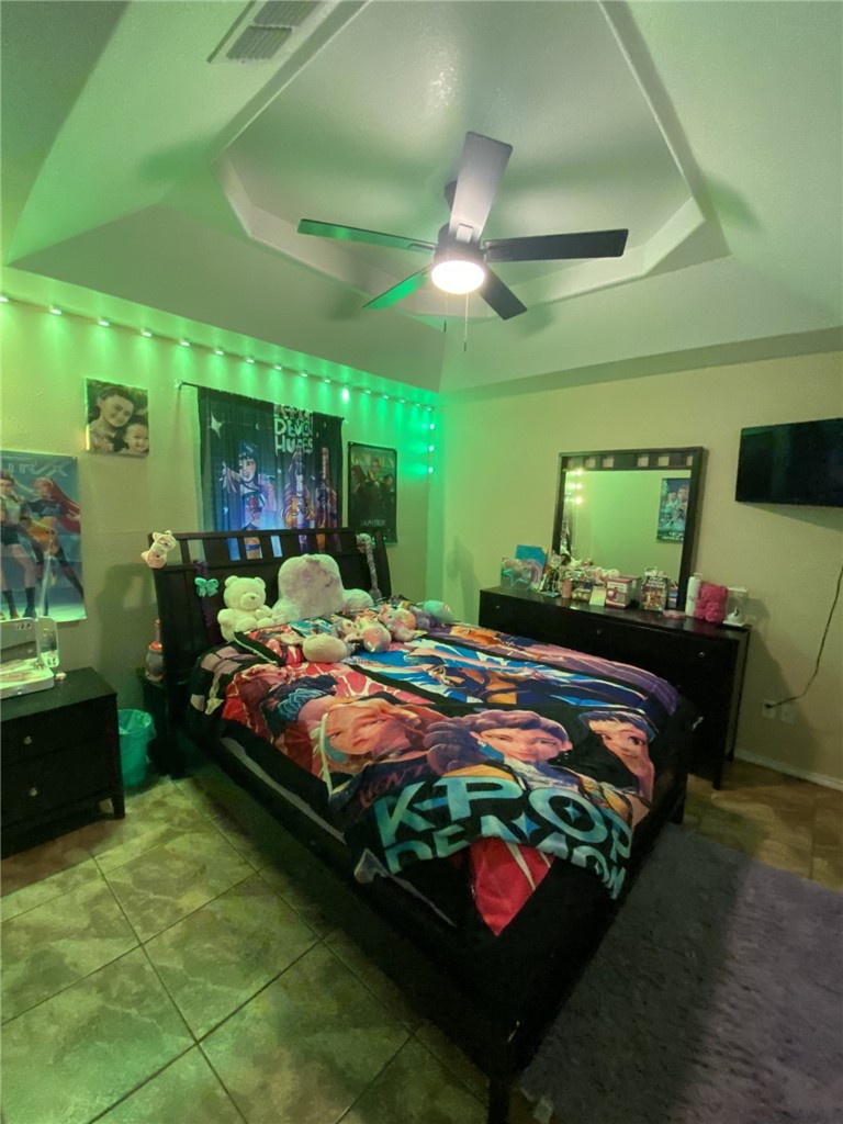 1250 Lawrence Trail Alice, TX 78332 - Photo 31 of 40 a bed sitting in a room next to a lamp