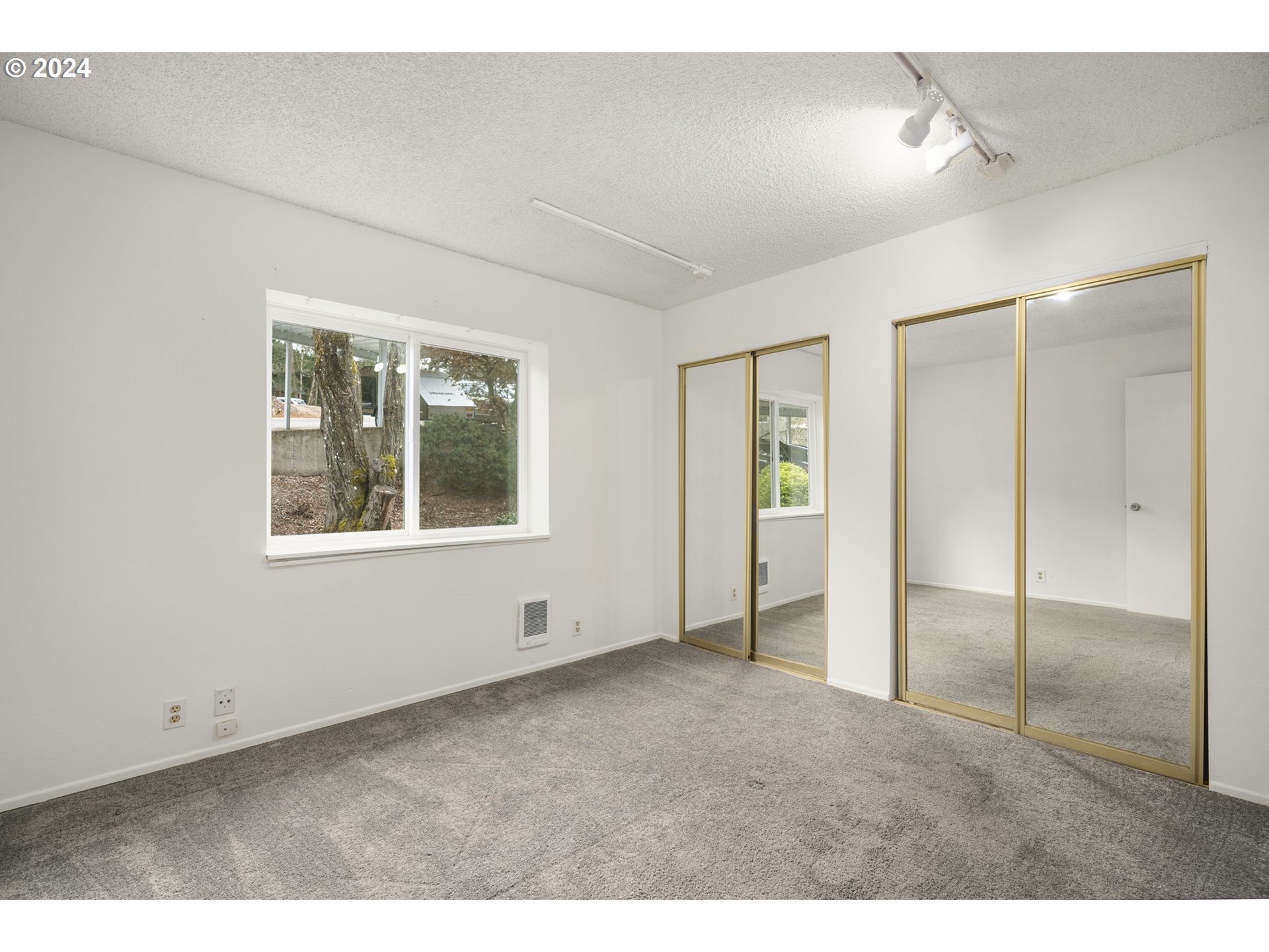 4568 Southwest Comus Place, Unit 8E Portland, OR 97219 - Photo 15 of 39 Gallery Image 15