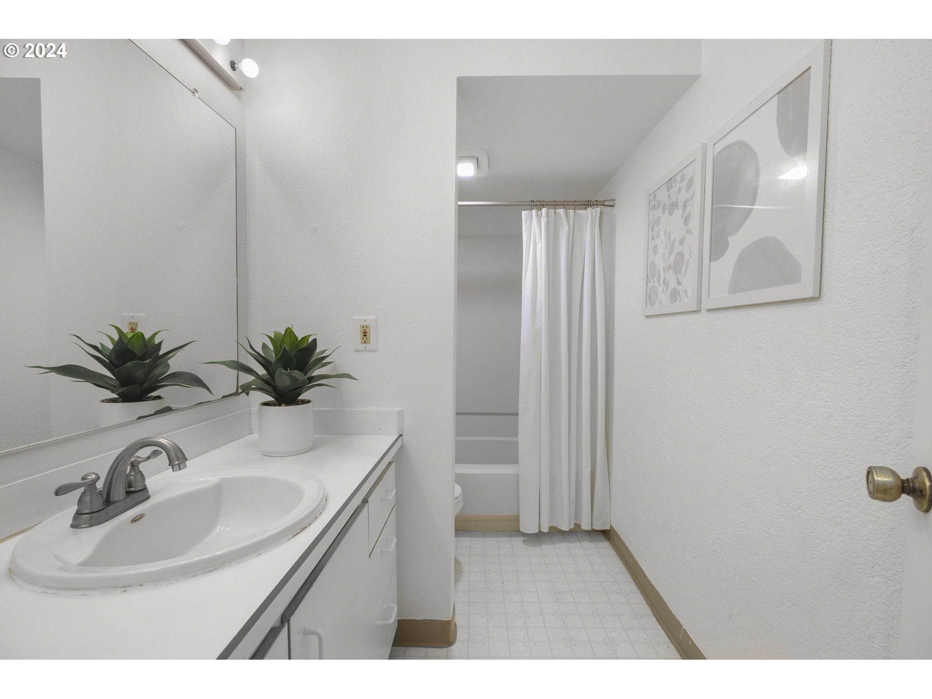 4568 Southwest Comus Place, Unit 8E Portland, OR 97219 - Photo 16 of 39 Gallery Image 16