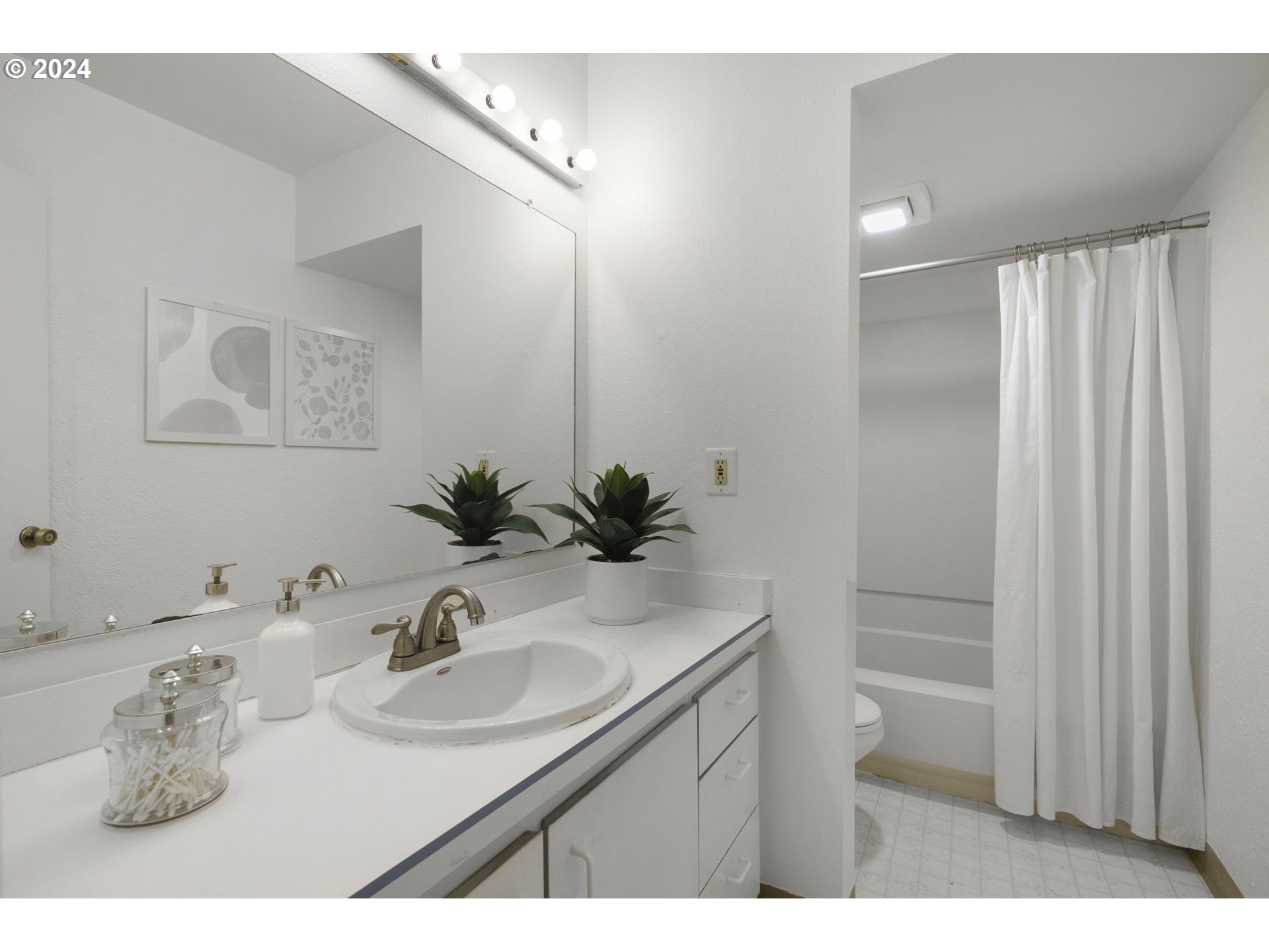 4568 Southwest Comus Place, Unit 8E Portland, OR 97219 - Photo 17 of 39 Gallery Image 17