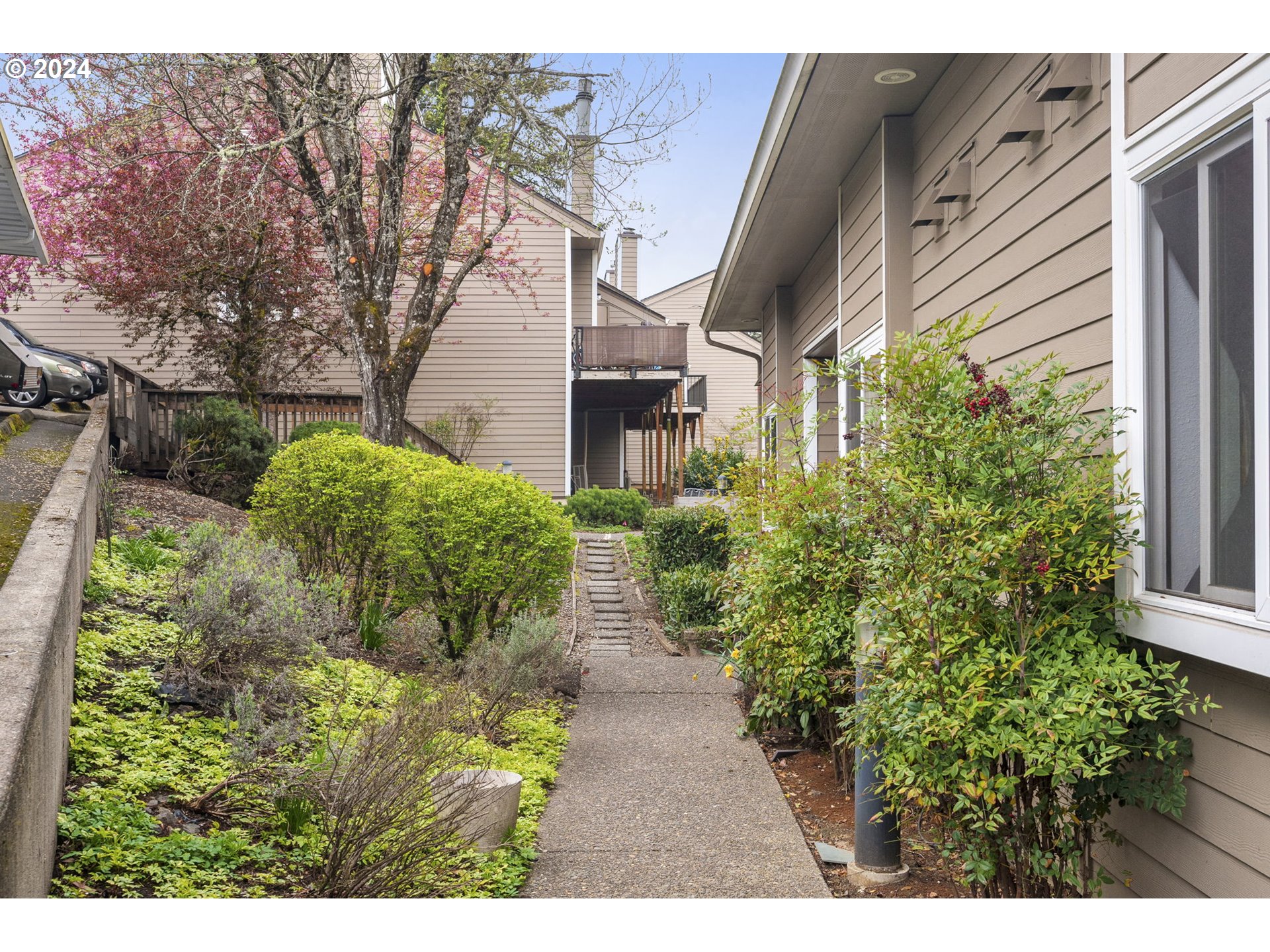 4568 Southwest Comus Place, Unit 8E Portland, OR 97219 - Photo 23 of 39 Gallery Image 23