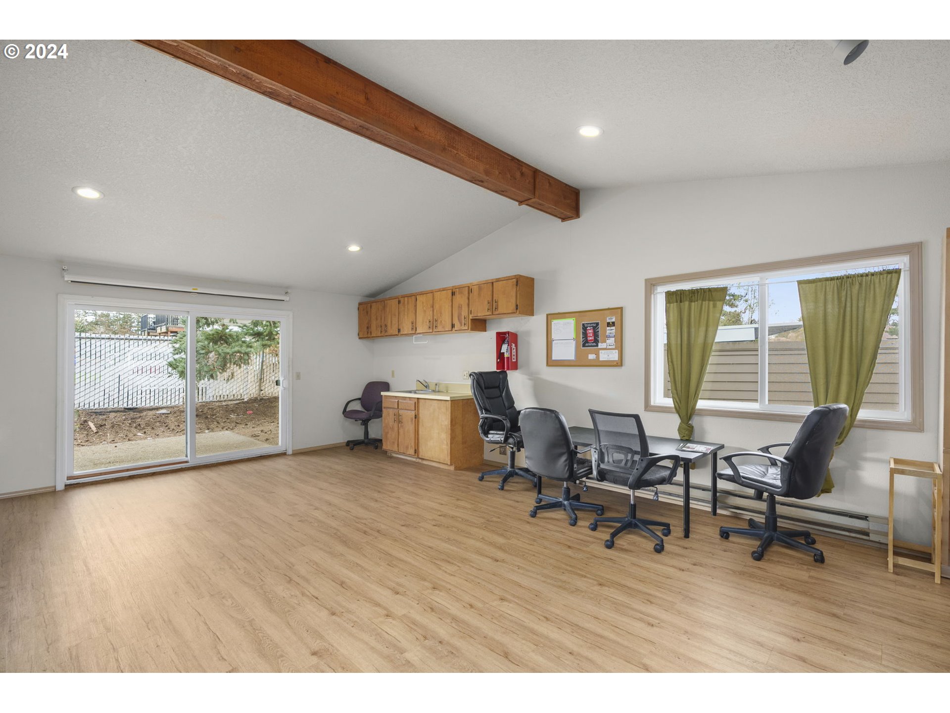 4568 Southwest Comus Place, Unit 8E Portland, OR 97219 - Photo 26 of 39 Gallery Image 26