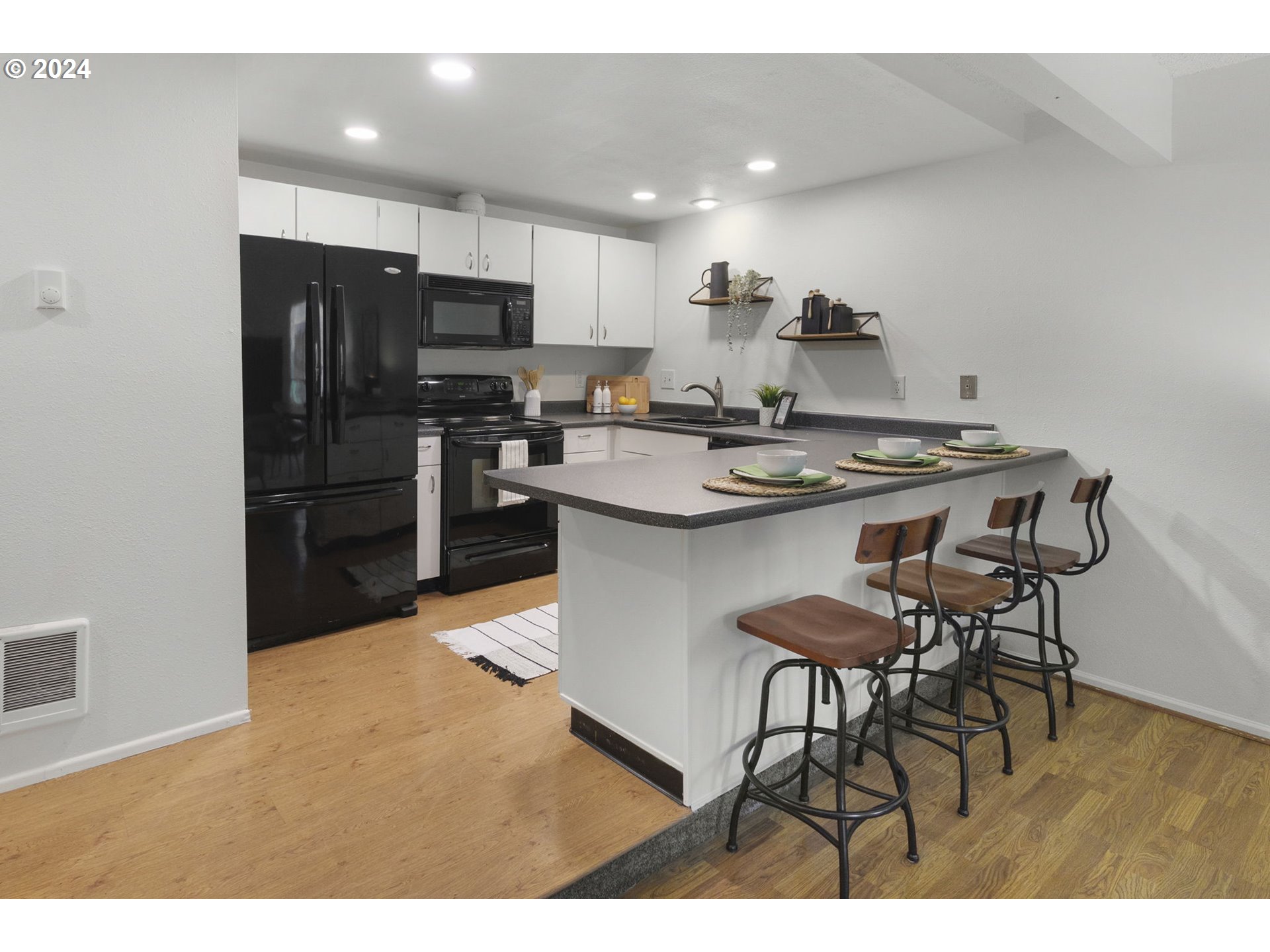 4568 Southwest Comus Place, Unit 8E Portland, OR 97219 - Photo 7 of 39 Gallery Image 7