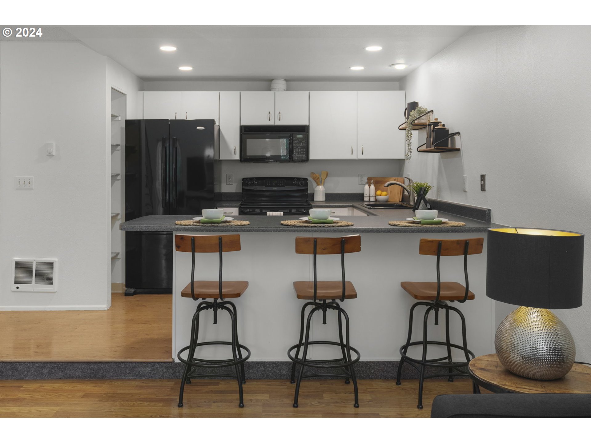 4568 Southwest Comus Place, Unit 8E Portland, OR 97219 - Photo 8 of 39 Gallery Image 8