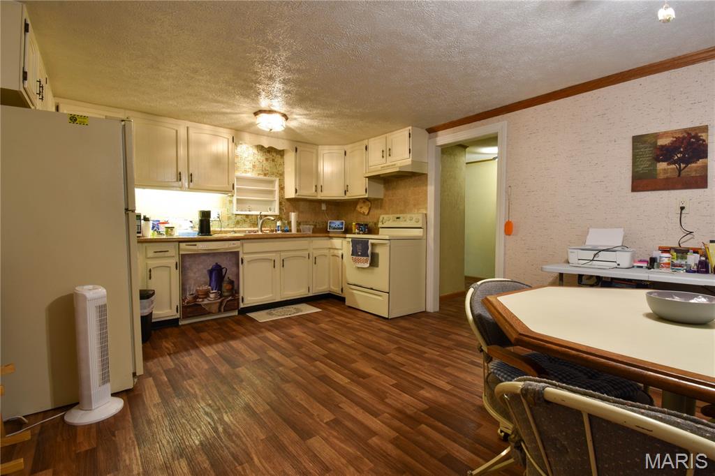 802 East Pleasant Street Bunker Hill, IL 62014 - Photo 6 of 38