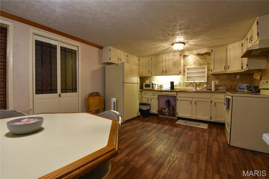 802 East Pleasant Street Bunker Hill, IL 62014 - Photo 7 of 38