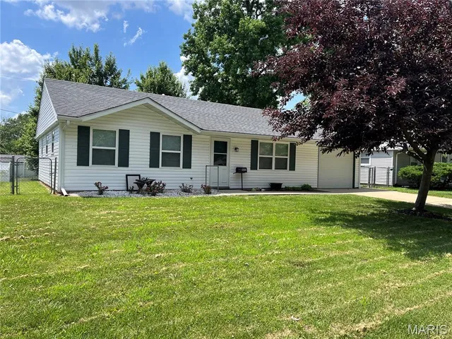 $215,000 | 402 Willow Drive, O'Fallon, IL 62269