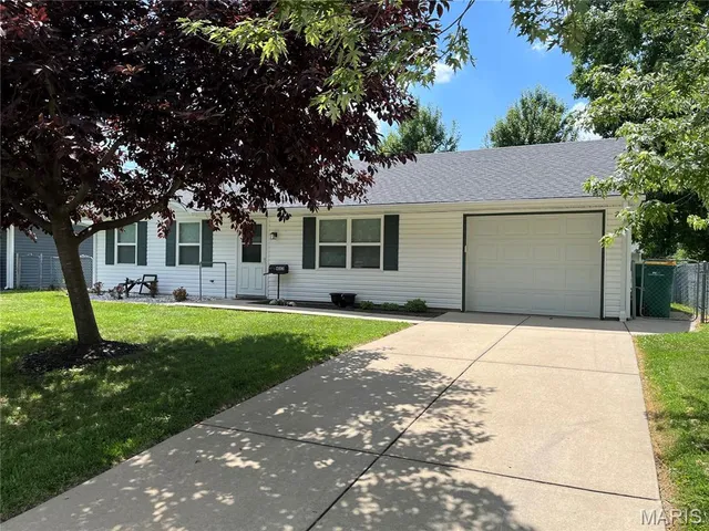 $215,000 | 402 Willow Drive, O'Fallon, IL 62269