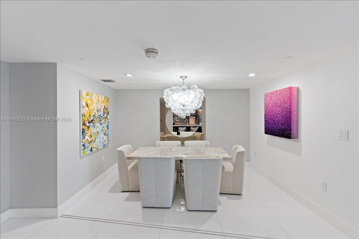 200 Biscayne Blvd Way, Unit 3608 Miami, FL 33131 - Photo 11 of 31 a dining room with large window