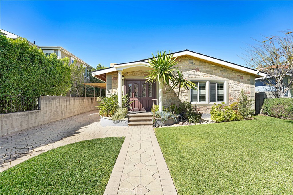 a view of a house with backyard and garden