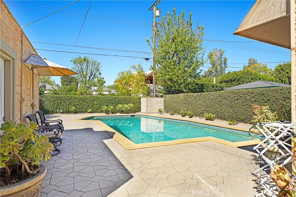 4313 Rhodes Avenue Studio City, CA 91604 - Photo 18 of 23 a view of a swimming pool with a patio