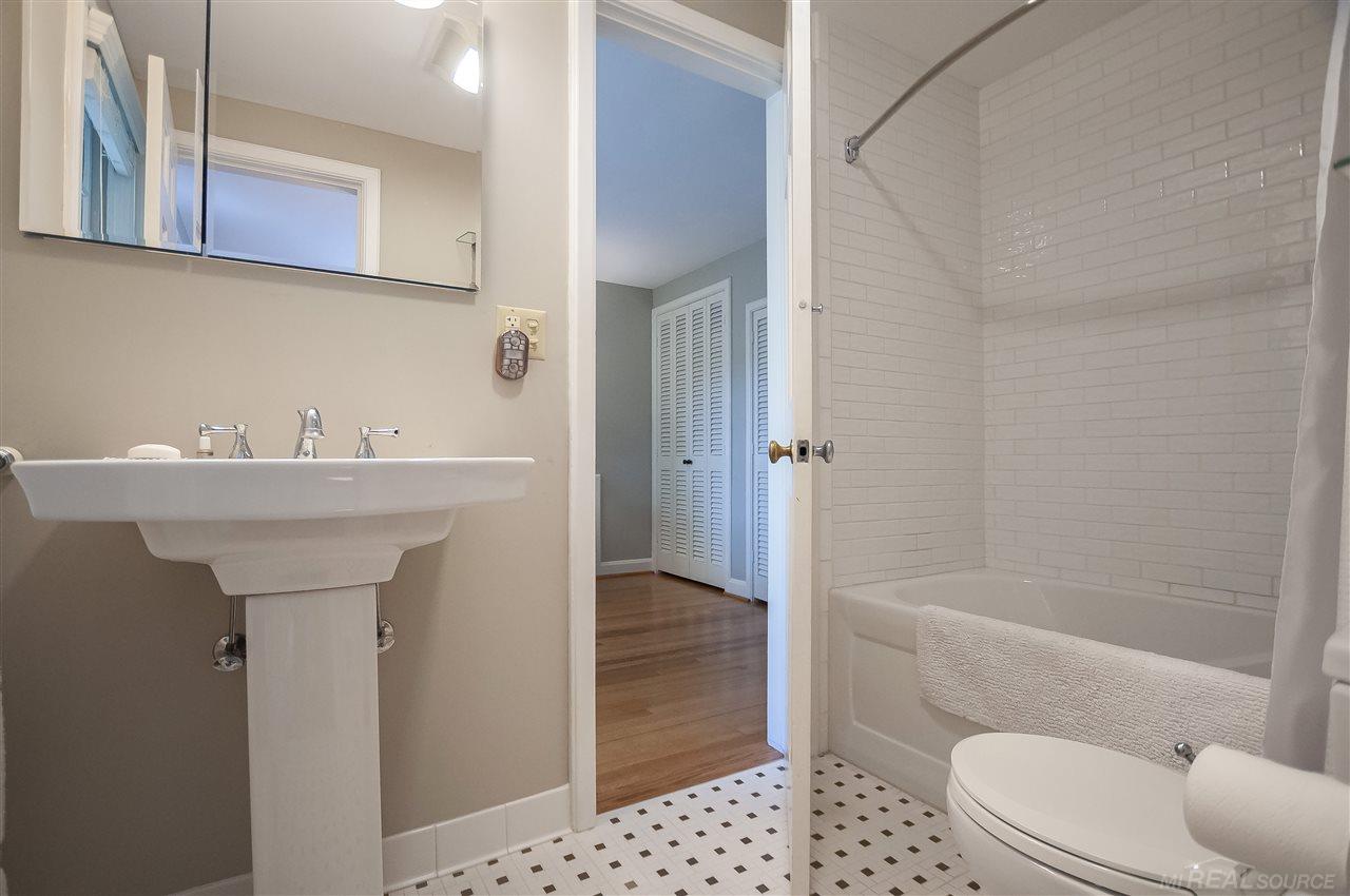 74 Lewiston Road Grosse Pointe Farms, MI 48236 - Photo 31 of 67