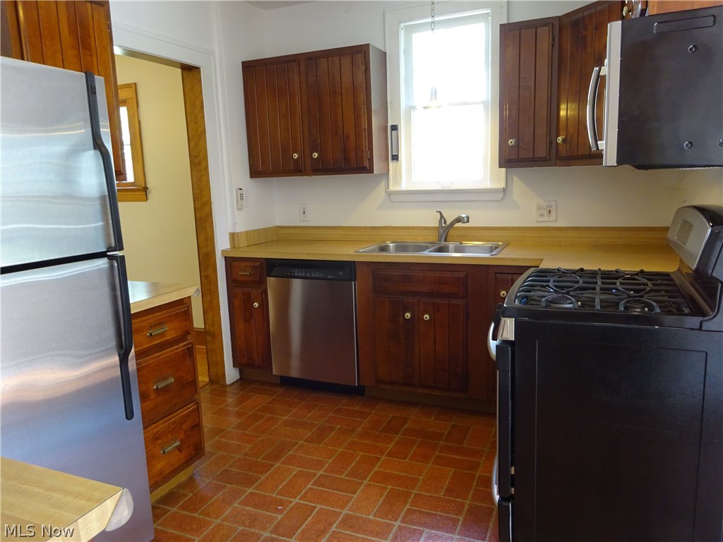 971 Roanoke Road Cleveland, OH 44121 - Photo 5 of 19 Kitchen features stainless steel appliances.