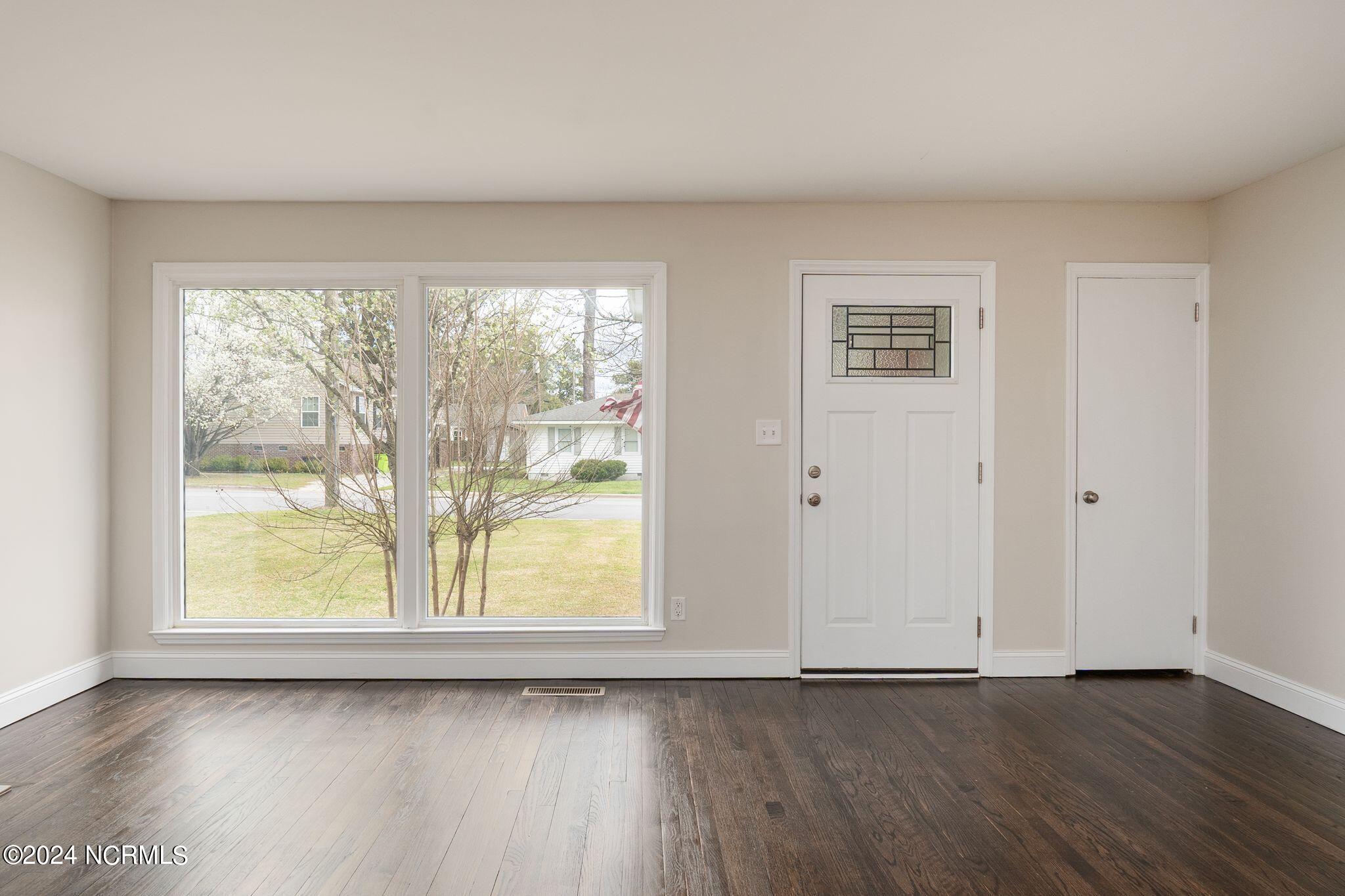 1609 High Street New Bern, NC 28560 - Photo 13 of 50 Living Room / Entry Way