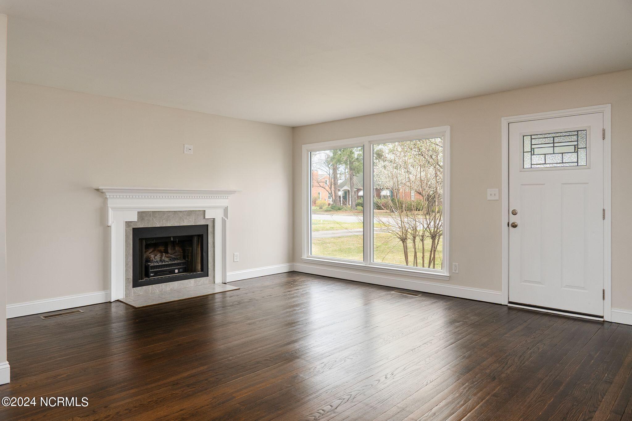 1609 High Street New Bern, NC 28560 - Photo 16 of 50 Living Room