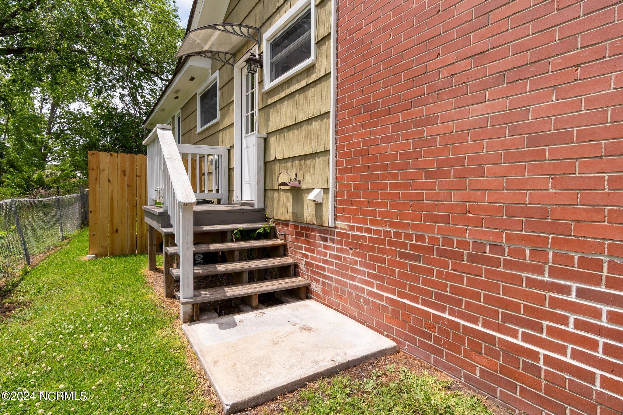 1609 High Street New Bern, NC 28560 - Photo 9 of 50 Front / Left side