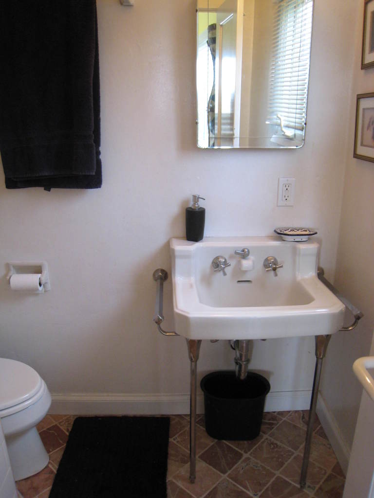 929 East Carrillo Road Santa Barbara, CA 93103 - Photo 17 of 17 2nd bathroom