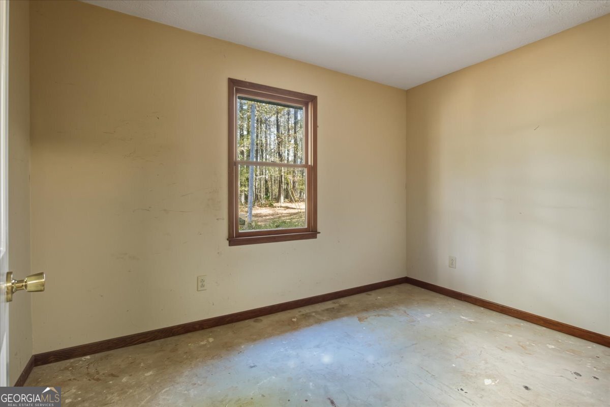 590 South New Salem Road Griffin, GA 30223 - Photo 19 of 52 an empty room with windows