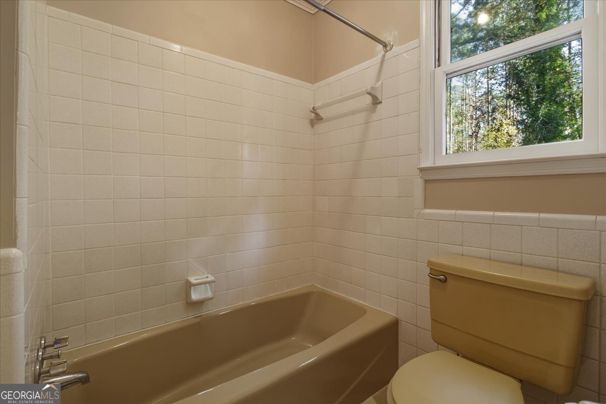 590 South New Salem Road Griffin, GA 30223 - Photo 27 of 52 a bathroom with a toilet a sink and bathtub