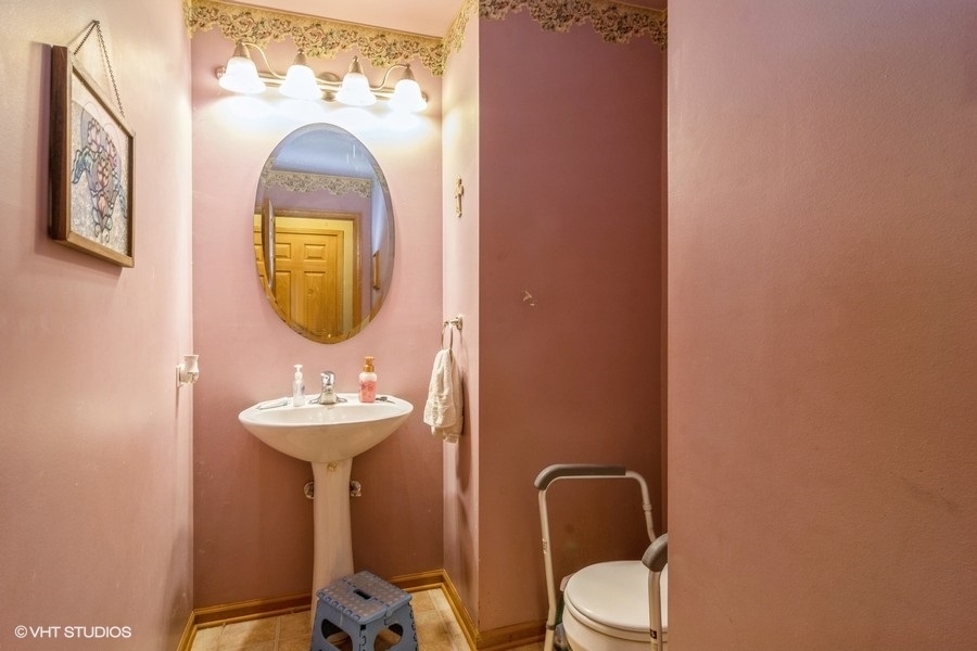 384 Kensington Drive Oswego, IL 60543 - Photo 10 of 15 a bathroom with a sink mirror and toilet