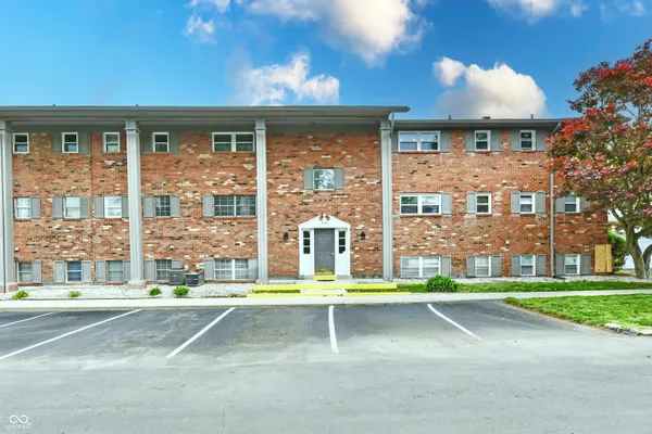 $129,900 | 3016 Lake Shore Drive, Unit E, Indianapolis, IN 46205