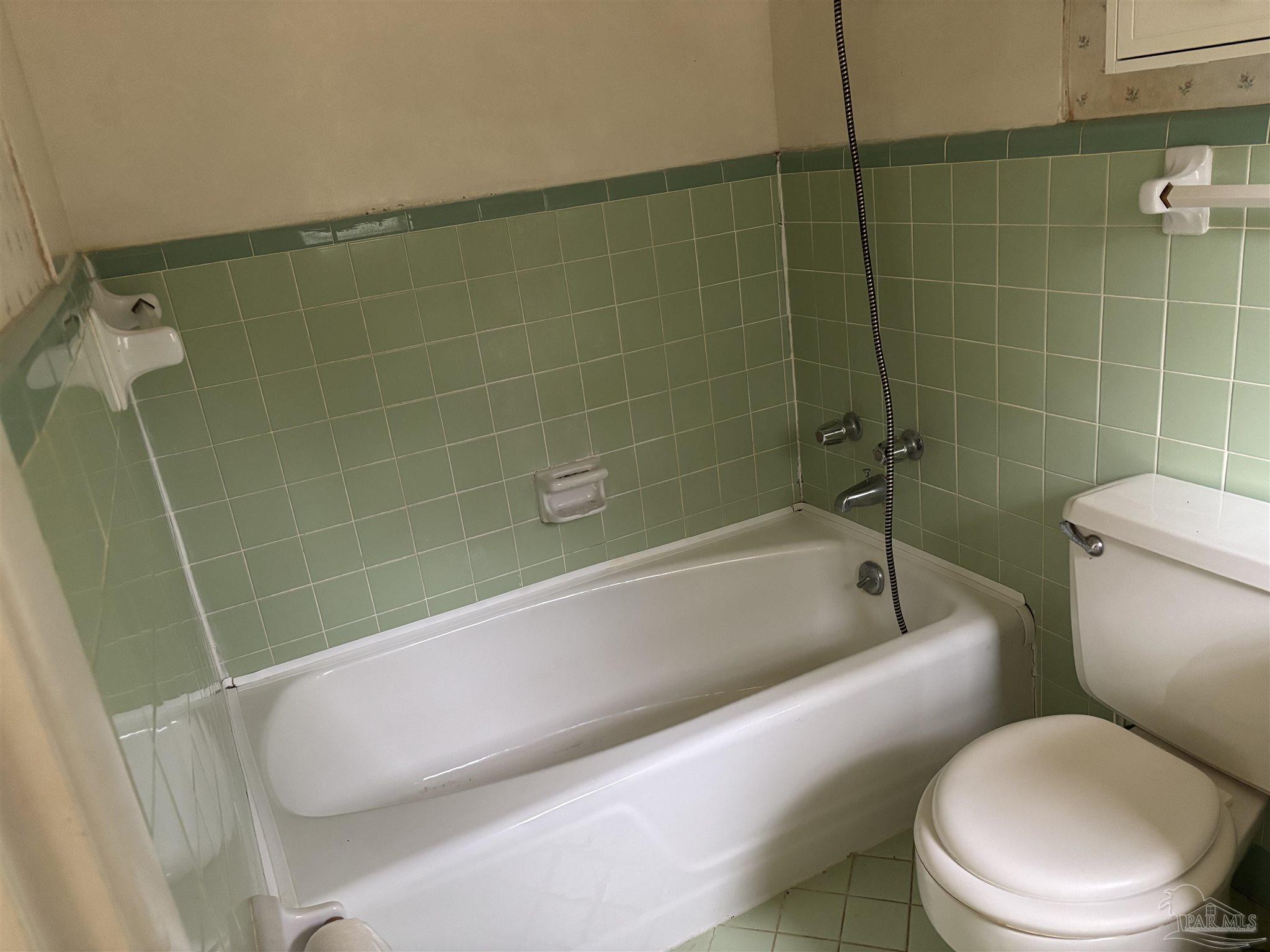 100 Brown Road McDavid, FL 32568 - Photo 18 of 20 a bathroom with a toilet and bathtub