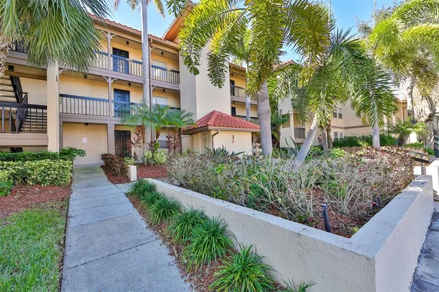 $1,900 | 2400 Feather Sound Drive, Unit 332, Clearwater, FL 33762