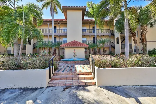 a view of a backyard with palm trees