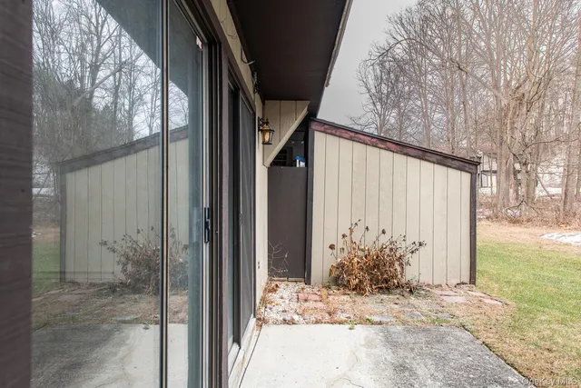 a view of a house with backyard and garden