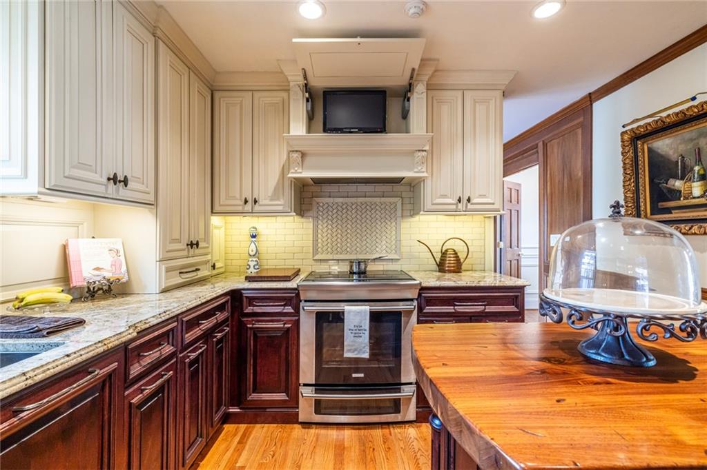950 Heritage Hills Road Decatur, GA 30033 - Photo 23 of 88 a kitchen with stainless steel appliances granite countertop a stove and a sink