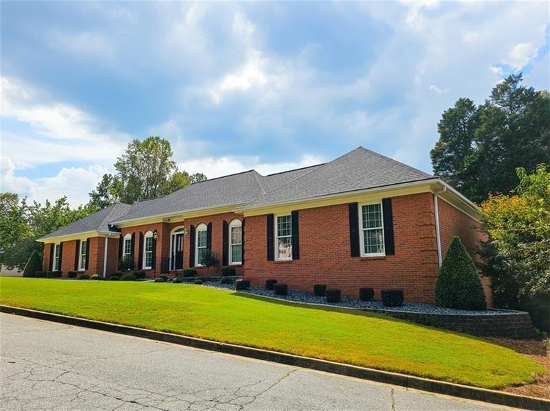 950 Heritage Hills Road Decatur, GA 30033 - Photo 7 of 88 a front view of a house with a garden