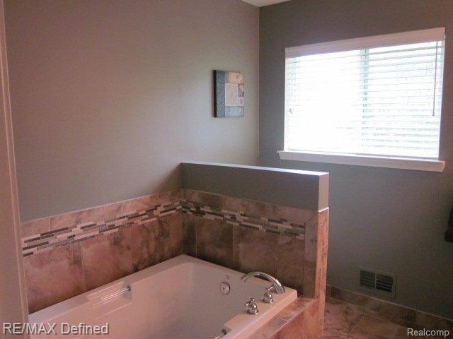 132 Spruce Lane Rochester, MI 48307 - Photo 17 of 25 Master Bath Tub