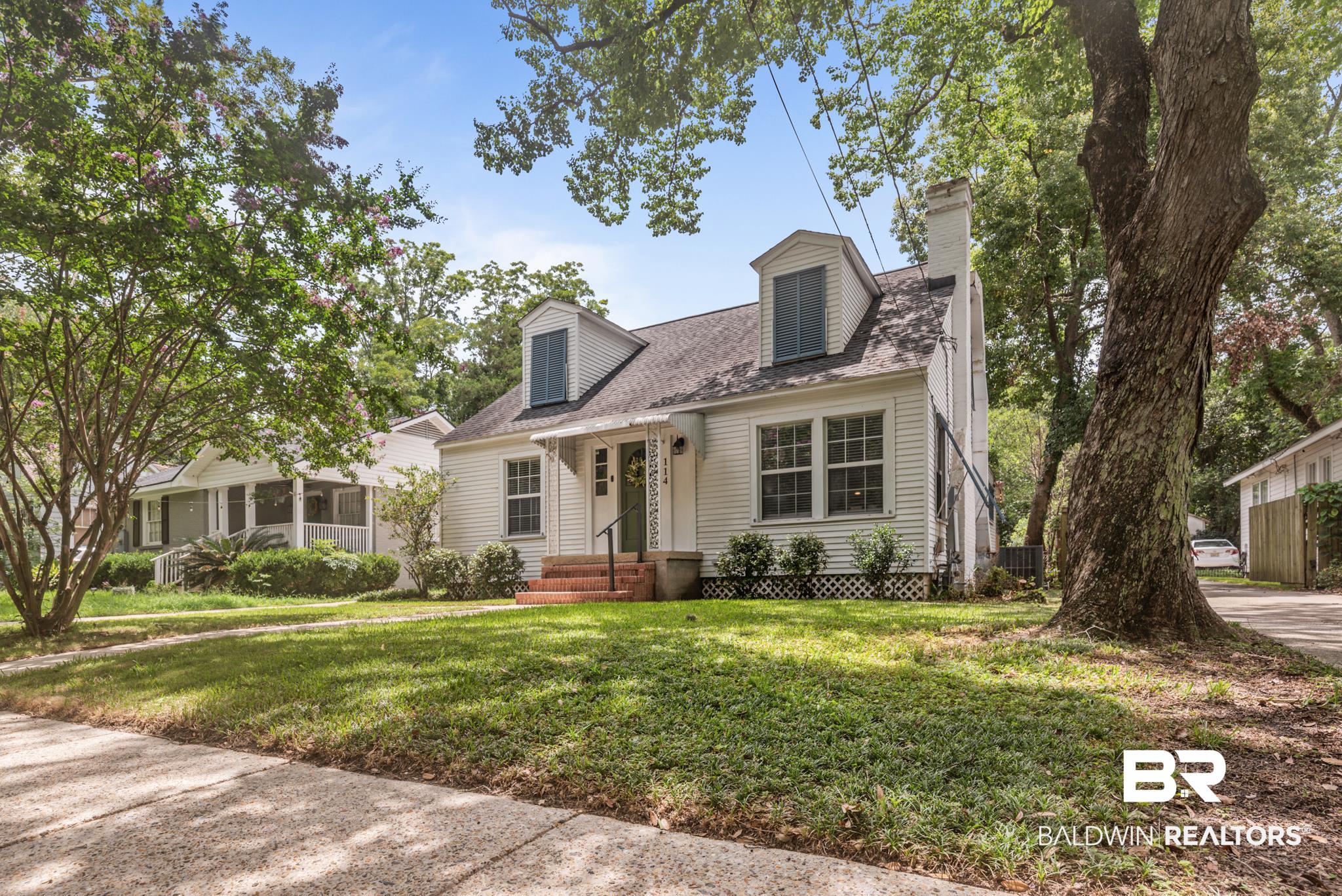 114 Crenshaw Street Mobile, AL 36606 - Photo 5 of 49 Cape cod home with a front yard